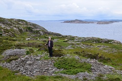 250x166 Gravhaug med Jostein