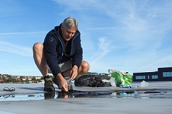 250x166 Jon Larsen på taket