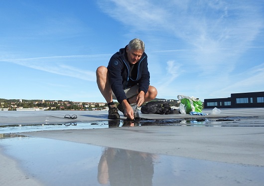 530x373 Jon Larsen på taket