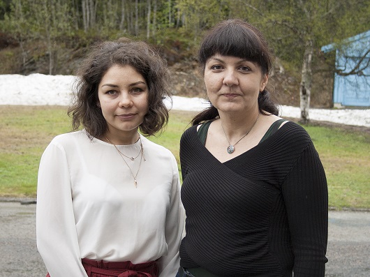 530x397 Yulia and Sabina 01