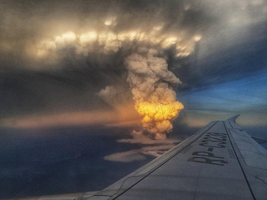 530x397 Taal from plane